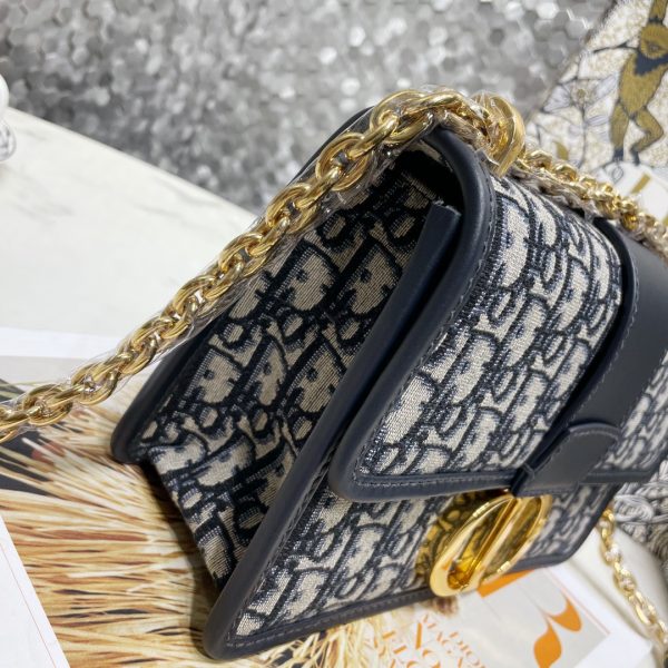 【 Dio.r 30 Montaigne 】 30 Montaigne is a bag with a strong French style. It is minimalist and high-end, with a casual and lazy feeling. It looks good when worn diagonally, on one shoulder, or even on a duck!!