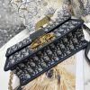 【 Dio.r 30 Montaigne 】 30 Montaigne is a bag with a strong French style. It is minimalist and high-end, with a casual and lazy feeling. It looks good when worn diagonally, on one shoulder, or even on a duck!!