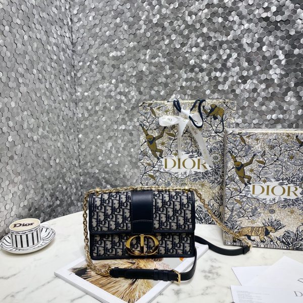 【 Dio.r 30 Montaigne 】 30 Montaigne is a bag with a strong French style. It is minimalist and high-end, with a casual and lazy feeling. It looks good when worn diagonally, on one shoulder, or even on a duck!!