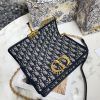 【 Dio.r 30 Montaigne 】 30 Montaigne is a bag with a strong French style. It is minimalist and high-end, with a casual and lazy feeling. It looks good when worn diagonally, on one shoulder, or even on a duck!!