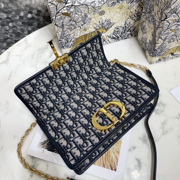 【 Dio.r 30 Montaigne 】 30 Montaigne is a bag with a strong French style. It is minimalist and high-end, with a casual and lazy feeling. It looks good when worn diagonally, on one shoulder, or even on a duck!!
