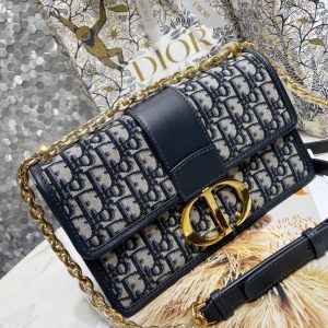 【 Dio.r 30 Montaigne 】 30 Montaigne is a bag with a strong French style. It is minimalist and high-end, with a casual and lazy feeling. It looks good when worn diagonally, on one shoulder, or even on a duck!!
