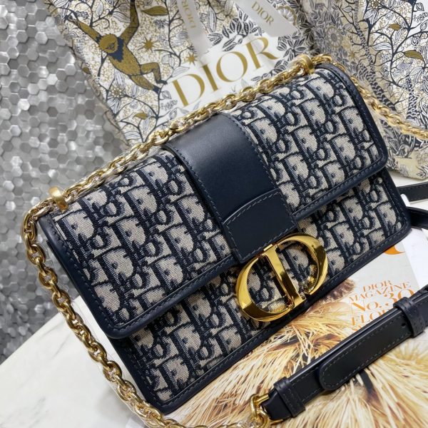 【 Dio.r 30 Montaigne 】 30 Montaigne is a bag with a strong French style. It is minimalist and high-end, with a casual and lazy feeling. It looks good when worn diagonally, on one shoulder, or even on a duck!!