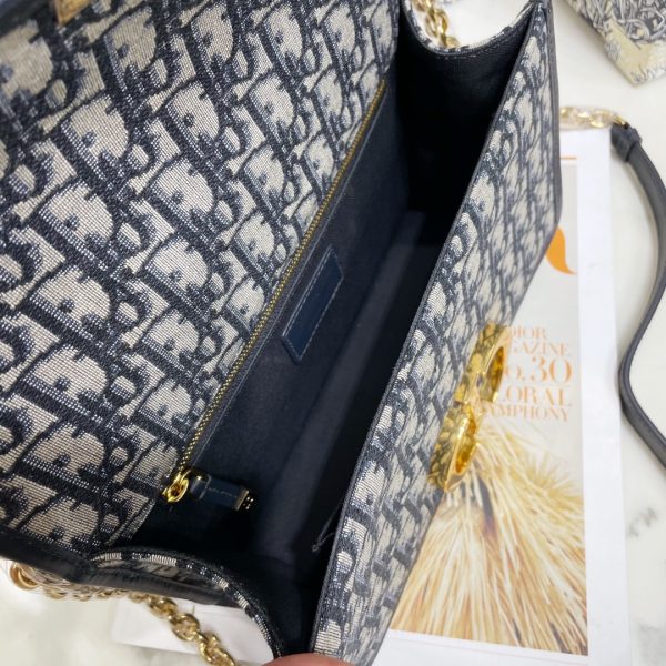 【 Dio.r 30 Montaigne 】 30 Montaigne is a bag with a strong French style. It is minimalist and high-end, with a casual and lazy feeling. It looks good when worn diagonally, on one shoulder, or even on a duck!!