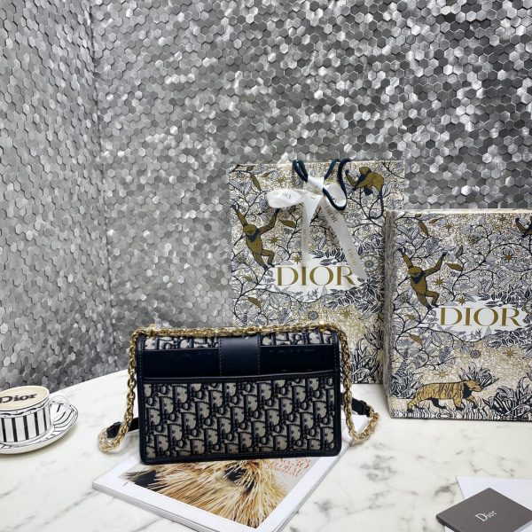 【 Dio.r 30 Montaigne 】 30 Montaigne is a bag with a strong French style. It is minimalist and high-end, with a casual and lazy feeling. It looks good when worn diagonally, on one shoulder, or even on a duck!!