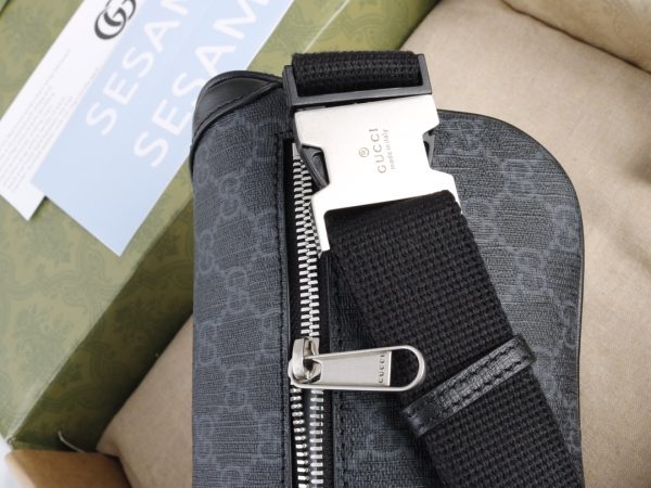 This waist bag is made of beige and ebony GG Supreme canvas