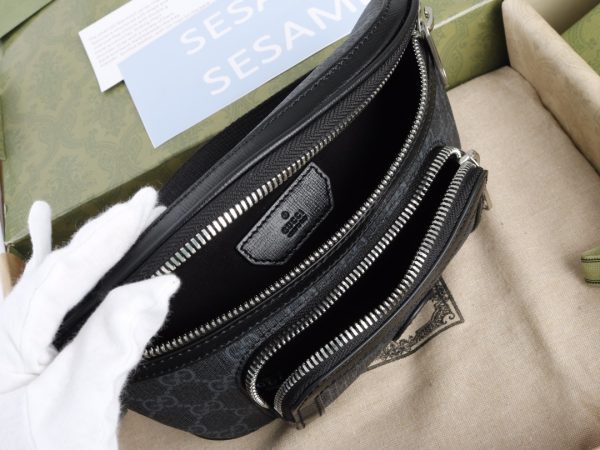 This waist bag is made of beige and ebony GG Supreme canvas