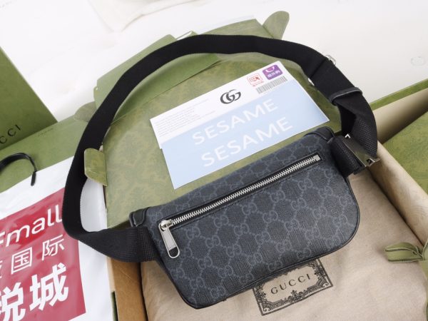 This waist bag is made of beige and ebony GG Supreme canvas