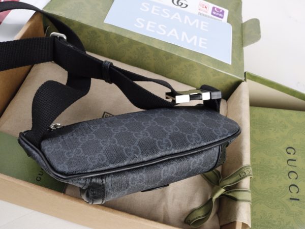 This waist bag is made of beige and ebony GG Supreme canvas