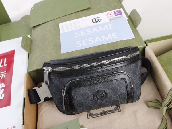 This waist bag is made of beige and ebony GG Supreme canvas