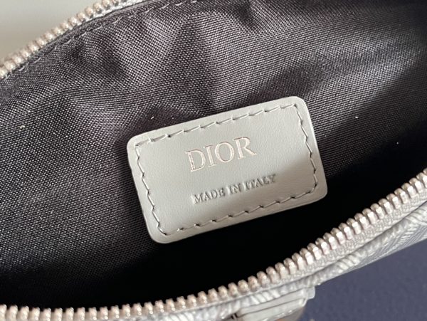 i1653627316_4176_8 This saddle bag reinterprets the classic style with Dior grey canvas, adorned with CD Diamond pattern, inspired by Dior archives