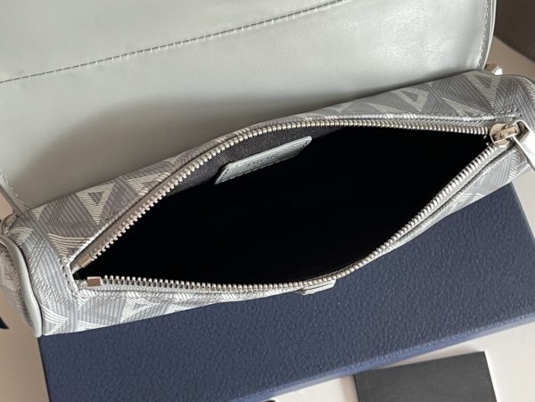 i1653627316_4266_7 This saddle bag reinterprets the classic style with Dior grey canvas, adorned with CD Diamond pattern, inspired by Dior archives