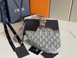 i1653627316_4508_1 This saddle bag reinterprets the classic style with Dior grey canvas, adorned with CD Diamond pattern, inspired by Dior archives