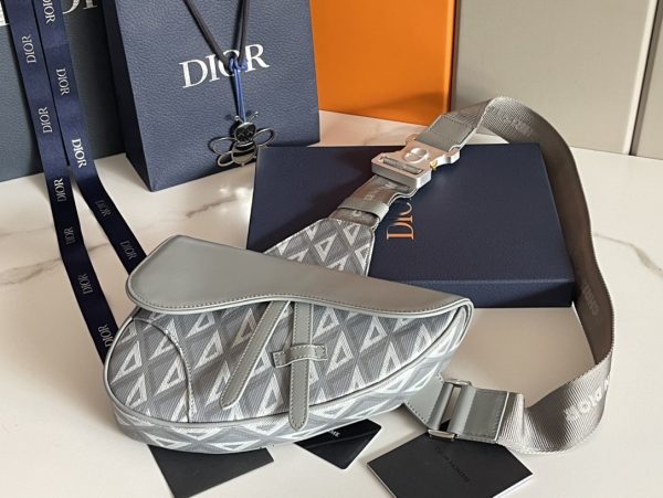 i1653627316_5572_0 This saddle bag reinterprets the classic style with Dior grey canvas, adorned with CD Diamond pattern, inspired by Dior archives