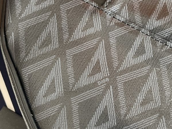 i1653627462_1229_3 This saddle bag reinterprets the classic style with Dior grey canvas, adorned with CD Diamond pattern, inspired by Dior archives