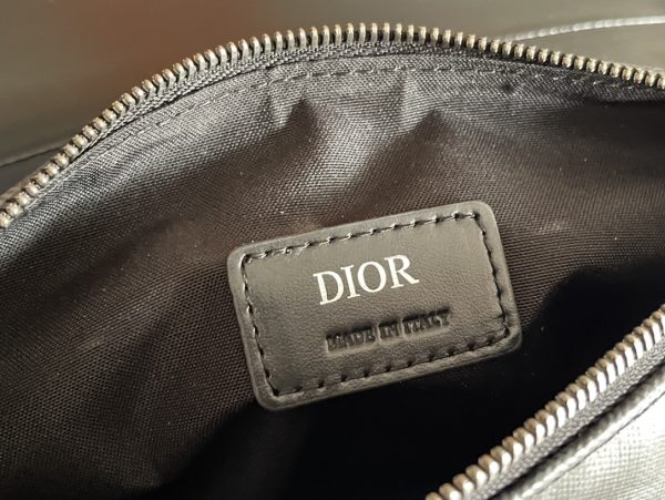 i1653627462_1605_8 Paired with Dior grey smooth leather, magnetic flip cover, and hidden zipper pocket, it can safely store daily necessities. Paired with adjustable "CHRISTIAN DIOR" logo jacquard shoulder straps, it can be worn over the shoulder or diagonally.