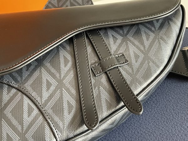 i1653627462_2071_4 Paired with Dior grey smooth leather, magnetic flip cover, and hidden zipper pocket, it can safely store daily necessities. Paired with adjustable "CHRISTIAN DIOR" logo jacquard shoulder straps, it can be worn over the shoulder or diagonally.