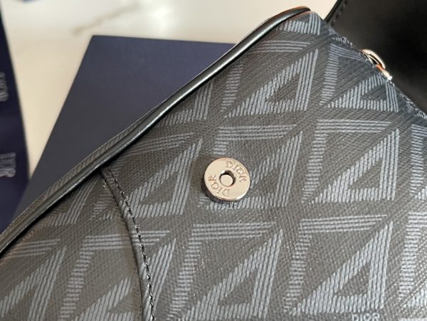 i1653627462_5521_6 Paired with Dior grey smooth leather, magnetic flip cover, and hidden zipper pocket, it can safely store daily necessities. Paired with adjustable "CHRISTIAN DIOR" logo jacquard shoulder straps, it can be worn over the shoulder or diagonally.