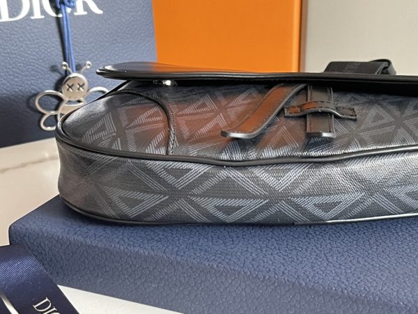 i1653627462_5685_2 Paired with Dior grey smooth leather, magnetic flip cover, and hidden zipper pocket, it can safely store daily necessities. Paired with adjustable "CHRISTIAN DIOR" logo jacquard shoulder straps, it can be worn over the shoulder or diagonally.