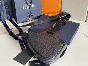 i1653627462_5711_1 Paired with Dior grey smooth leather, magnetic flip cover, and hidden zipper pocket, it can safely store daily necessities. Paired with adjustable "CHRISTIAN DIOR" logo jacquard shoulder straps, it can be worn over the shoulder or diagonally.