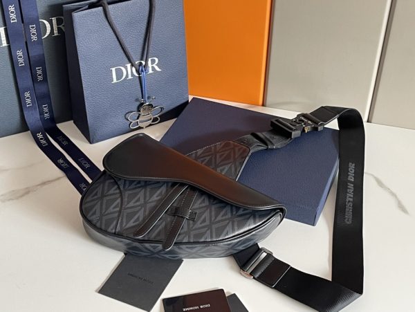 i1653627462_8768_0 Paired with Dior grey smooth leather, magnetic flip cover, and hidden zipper pocket, it can safely store daily necessities. Paired with adjustable "CHRISTIAN DIOR" logo jacquard shoulder straps, it can be worn over the shoulder or diagonally.