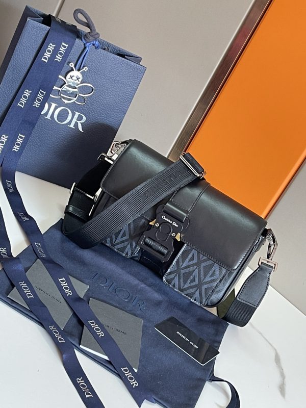i1675224309_2784_0 This Dior Hit the Road handbag, paired with shoulder straps, is a new product of the season that blends modern style with Dior's haute couture spirit