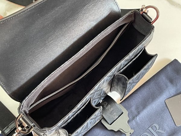 i1675224309_3690_7 This Dior Hit the Road handbag, paired with shoulder straps, is a new product of the season that blends modern style with Dior's haute couture spirit
