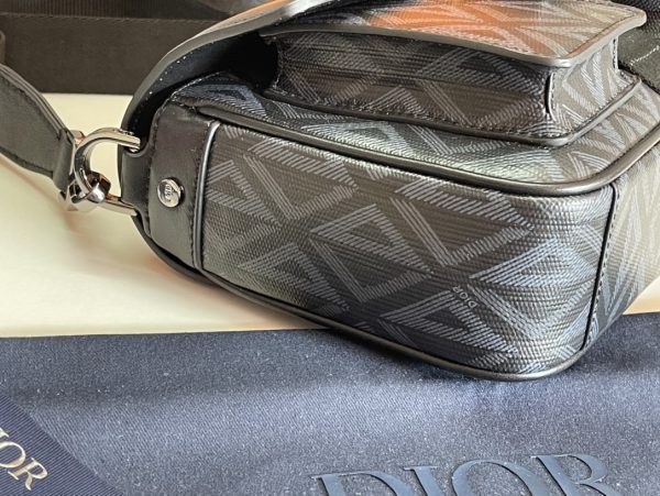 i1675224309_370_5 This Dior Hit the Road handbag, paired with shoulder straps, is a new product of the season that blends modern style with Dior's haute couture spirit