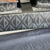 i1675224309_6217_4 This Dior Hit the Road handbag, paired with shoulder straps, is a new product of the season that blends modern style with Dior's haute couture spirit