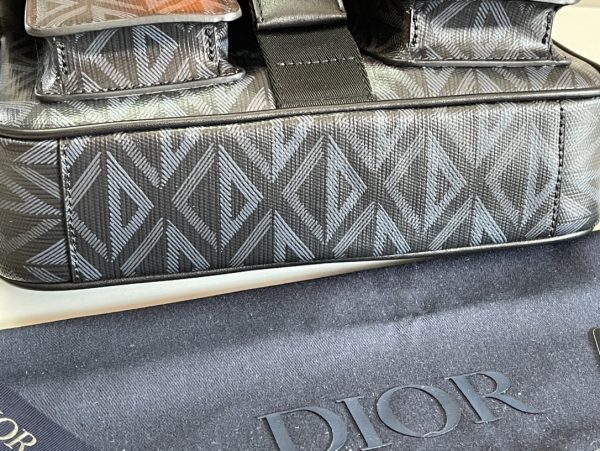 i1675224309_6217_4 This Dior Hit the Road handbag, paired with shoulder straps, is a new product of the season that blends modern style with Dior's haute couture spirit