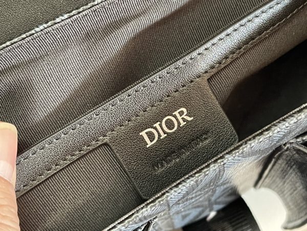 i1675224309_897_8 This Dior Hit the Road handbag, paired with shoulder straps, is a new product of the season that blends modern style with Dior's haute couture spirit