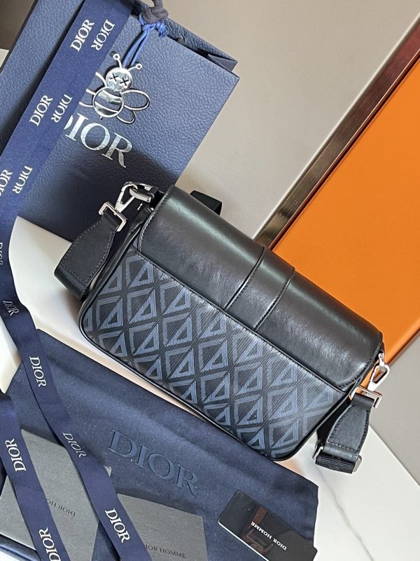 i1675224309_9064_2 This Dior Hit the Road handbag, paired with shoulder straps, is a new product of the season that blends modern style with Dior's haute couture spirit