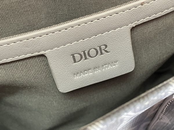 i1675224426_1124_8 This Dior Hit the Road handbag, paired with shoulder straps, is a new product of the season that blends modern style with Dior's haute couture spirit
