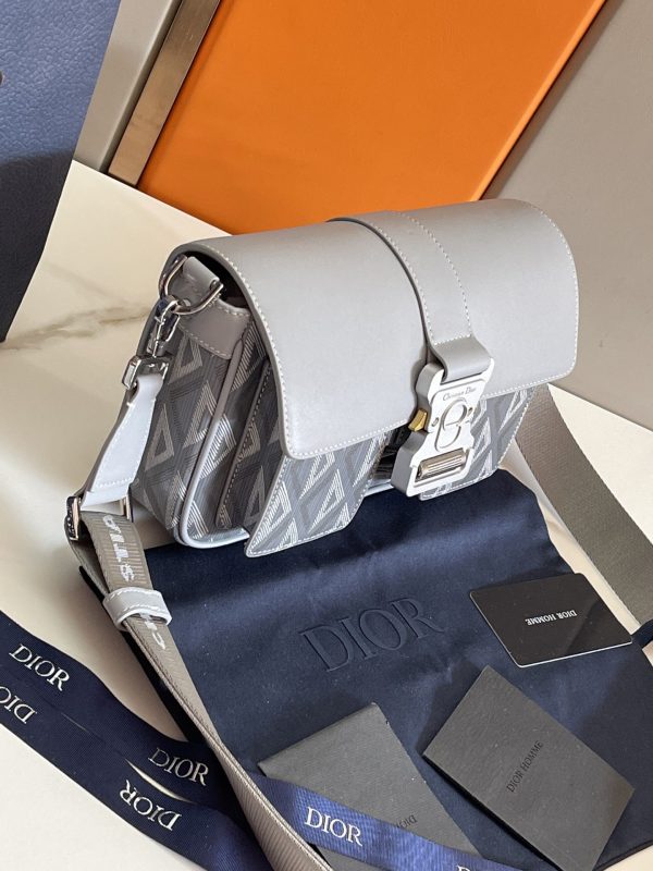 i1675224426_3315_1 This Dior Hit the Road handbag, paired with shoulder straps, is a new product of the season that blends modern style with Dior's haute couture spirit