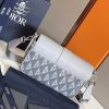 i1675224426_4860_2 This Dior Hit the Road handbag, paired with shoulder straps, is a new product of the season that blends modern style with Dior's haute couture spirit