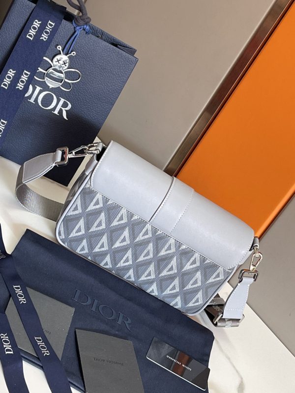 i1675224426_4860_2 This Dior Hit the Road handbag, paired with shoulder straps, is a new product of the season that blends modern style with Dior's haute couture spirit