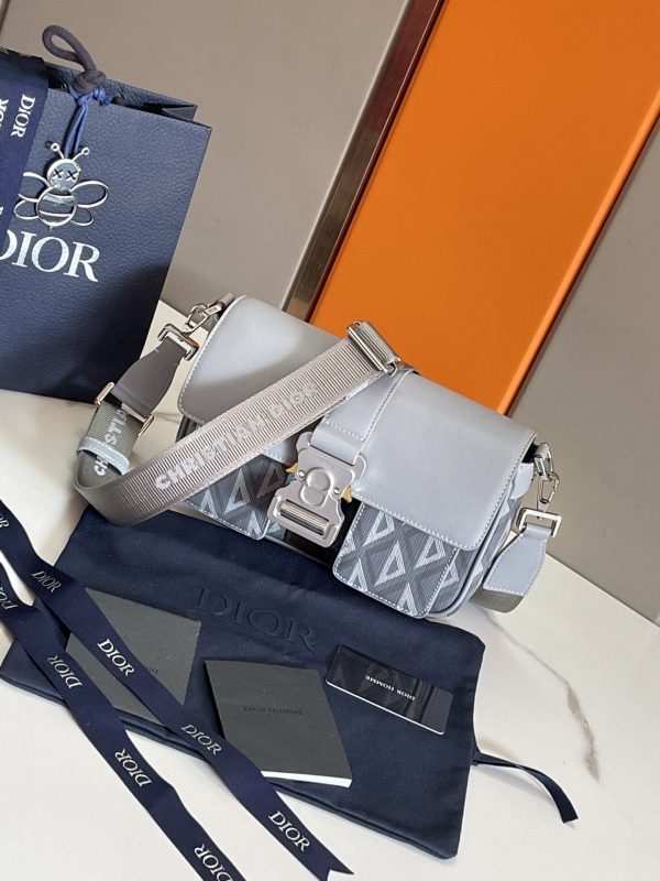 i1675224426_5976_0 This Dior Hit the Road handbag, paired with shoulder straps, is a new product of the season that blends modern style with Dior's haute couture spirit