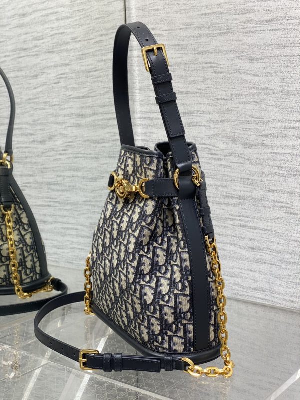 i1686463544_3976_4 The latest C'est series of brick cabinets is elegant and classic, with blue Oblique floral fabric and a unique bucket bag shape