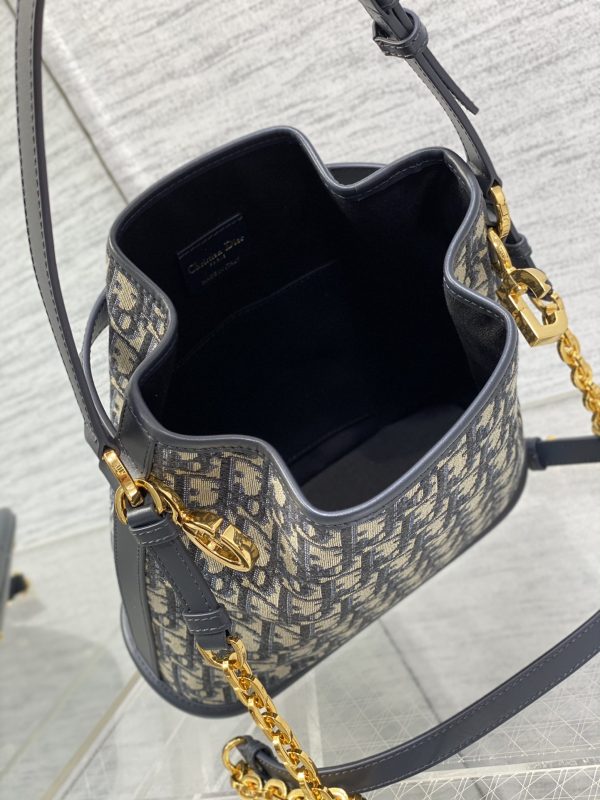 i1686463544_4959_7 The latest C'est series of brick cabinets is elegant and classic, with blue Oblique floral fabric and a unique bucket bag shape