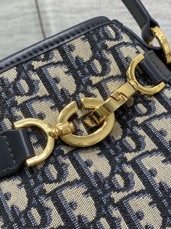 i1686463544_7294_1 The latest C'est series of brick cabinets is elegant and classic, with blue Oblique floral fabric and a unique bucket bag shape
