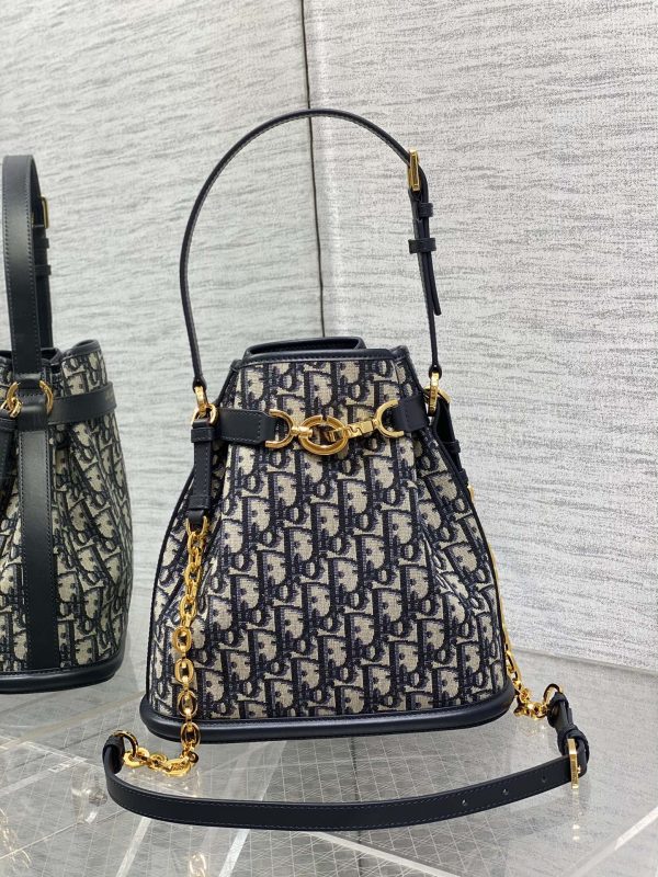 i1686463544_7385_0 The latest C'est series of brick cabinets is elegant and classic, with blue Oblique floral fabric and a unique bucket bag shape