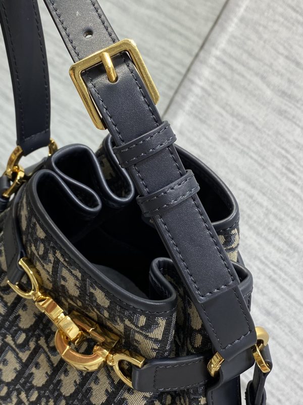 i1686463544_7516_5 The latest C'est series of brick cabinets is elegant and classic, with blue Oblique floral fabric and a unique bucket bag shape