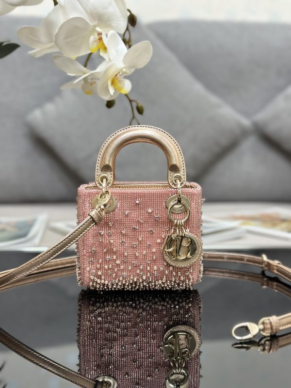 i1688479636_1436_0 ❤️❤️ Lady Dior's ultra mini embroidered beads, lined with sheep tendons, highlight the minimalist aesthetic of the Lady Dior collection, embodying Dior's profound insight into elegance and beauty