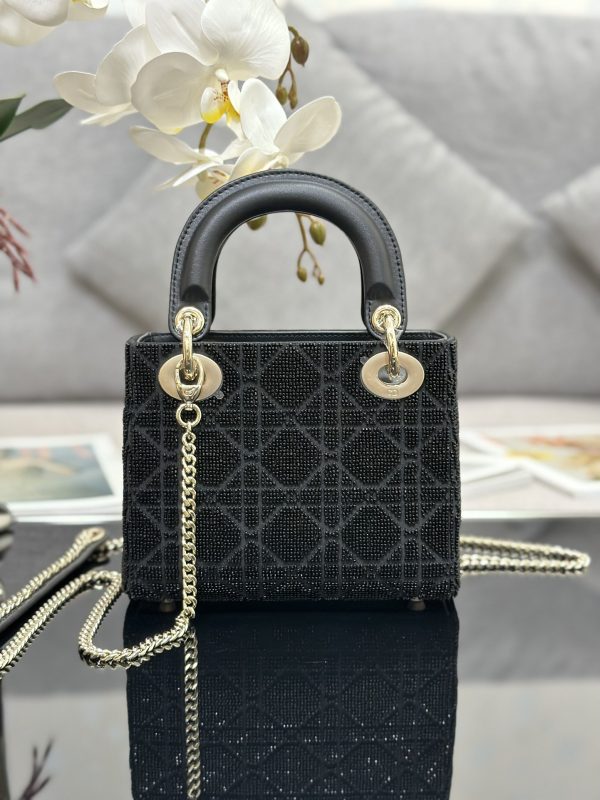 i1690525116_1102_1 ❤️❤️ Lady Dior's three panel embroidered bead tube with black lining and sheep tendon