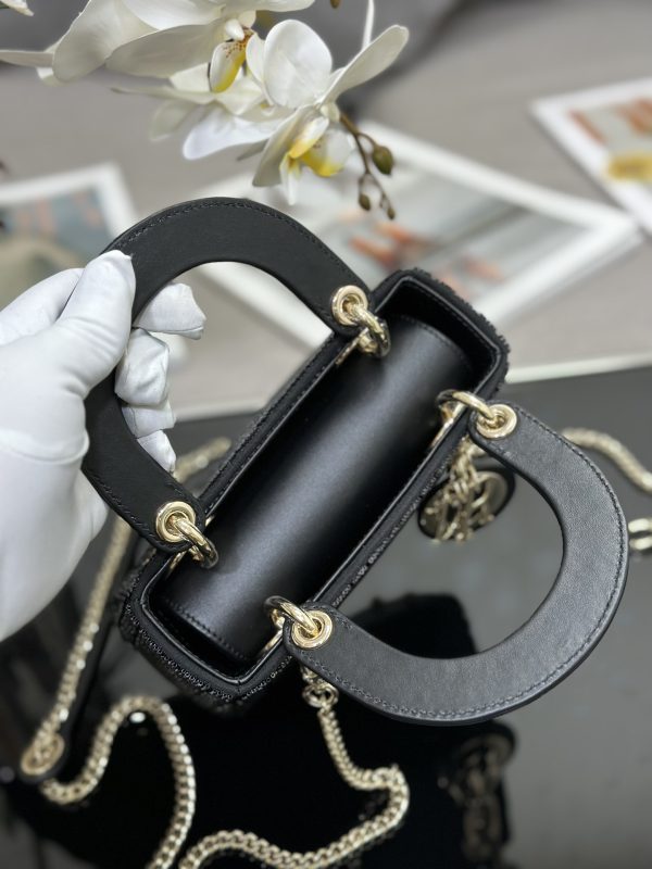 i1690525116_1258_6 ❤️❤️ Lady Dior's three panel embroidered bead tube with black lining and sheep tendon