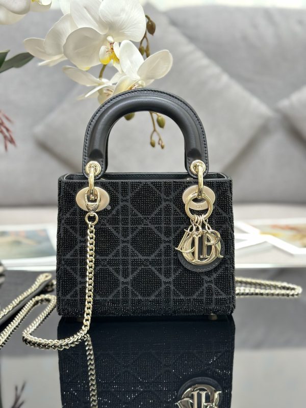 i1690525116_7004_0 ❤️❤️ Lady Dior's three panel embroidered bead tube with black lining and sheep tendon