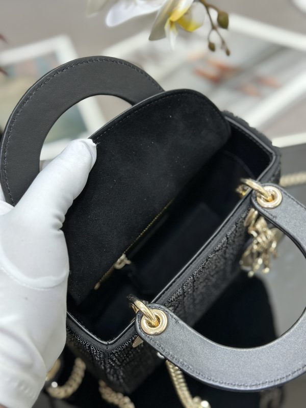 i1690525116_8630_7 ❤️❤️ Lady Dior's three panel embroidered bead tube with black lining and sheep tendon