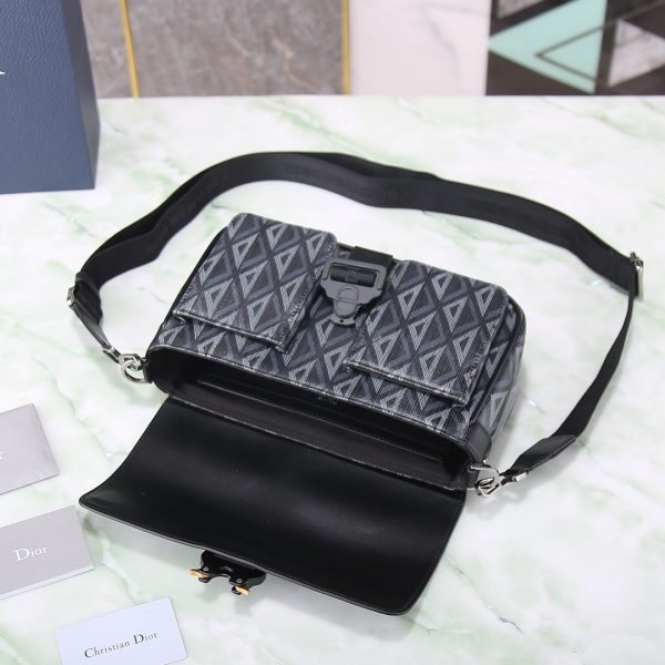i1700328551_1050_6 This Dior Hit the Road handbag, paired with shoulder straps,