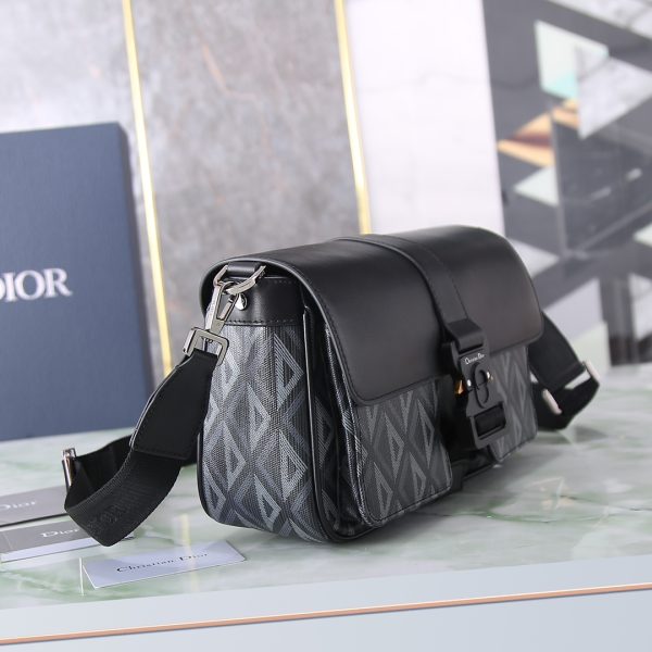i1700328551_2758_2 This Dior Hit the Road handbag, paired with shoulder straps,