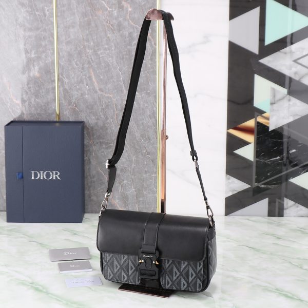 i1700328551_5863_0 This Dior Hit the Road handbag, paired with shoulder straps,